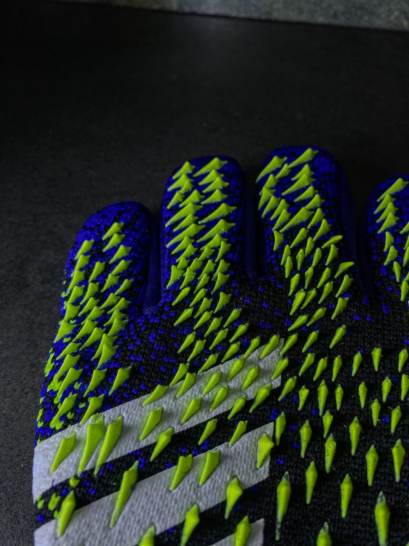 Воротарські рукавички Predator 20 Pro