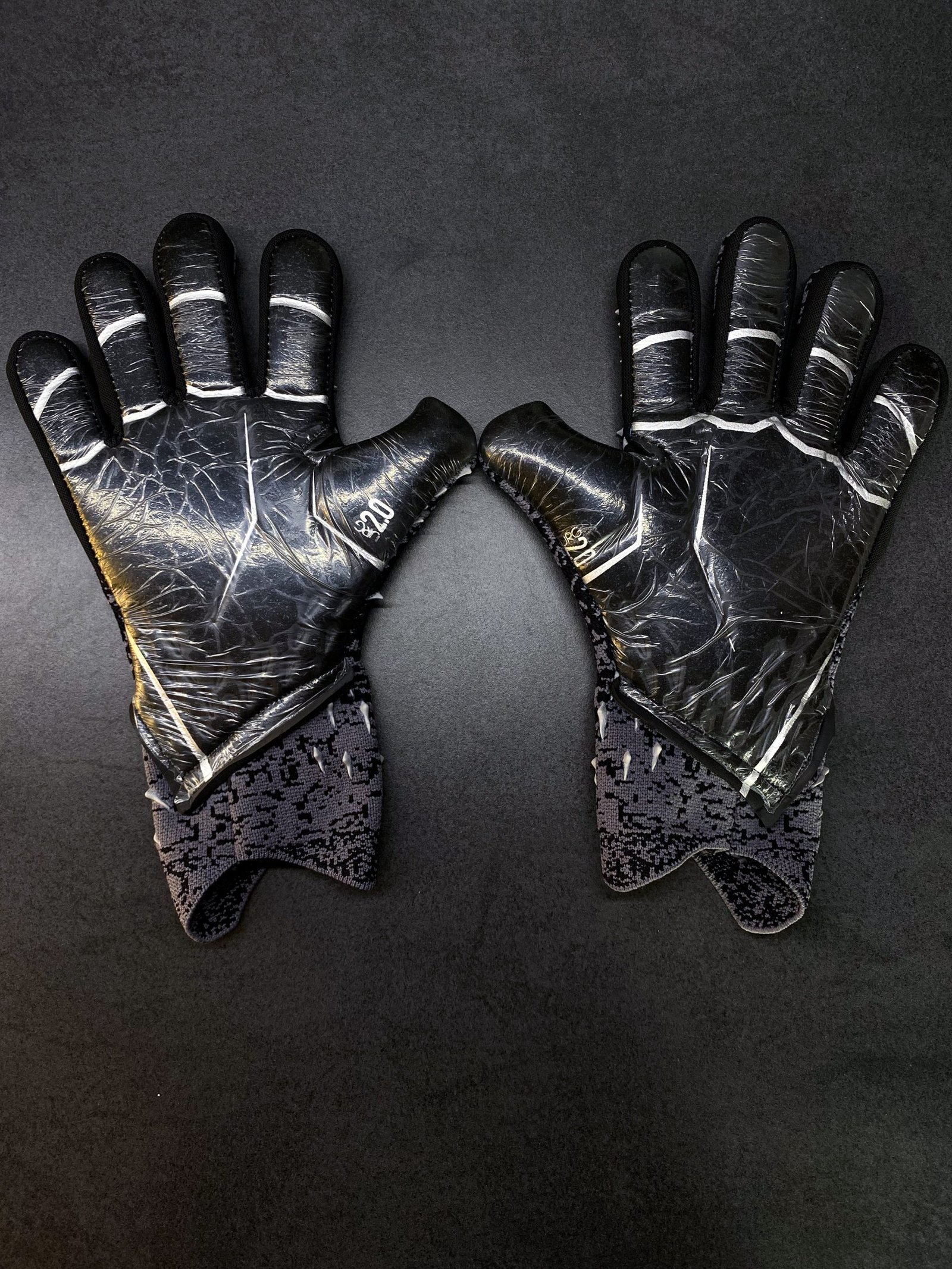 Воротарські рукавички Predator 20 Pro