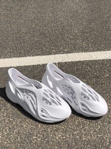 Шльопки Yeezy Foam Runner білі