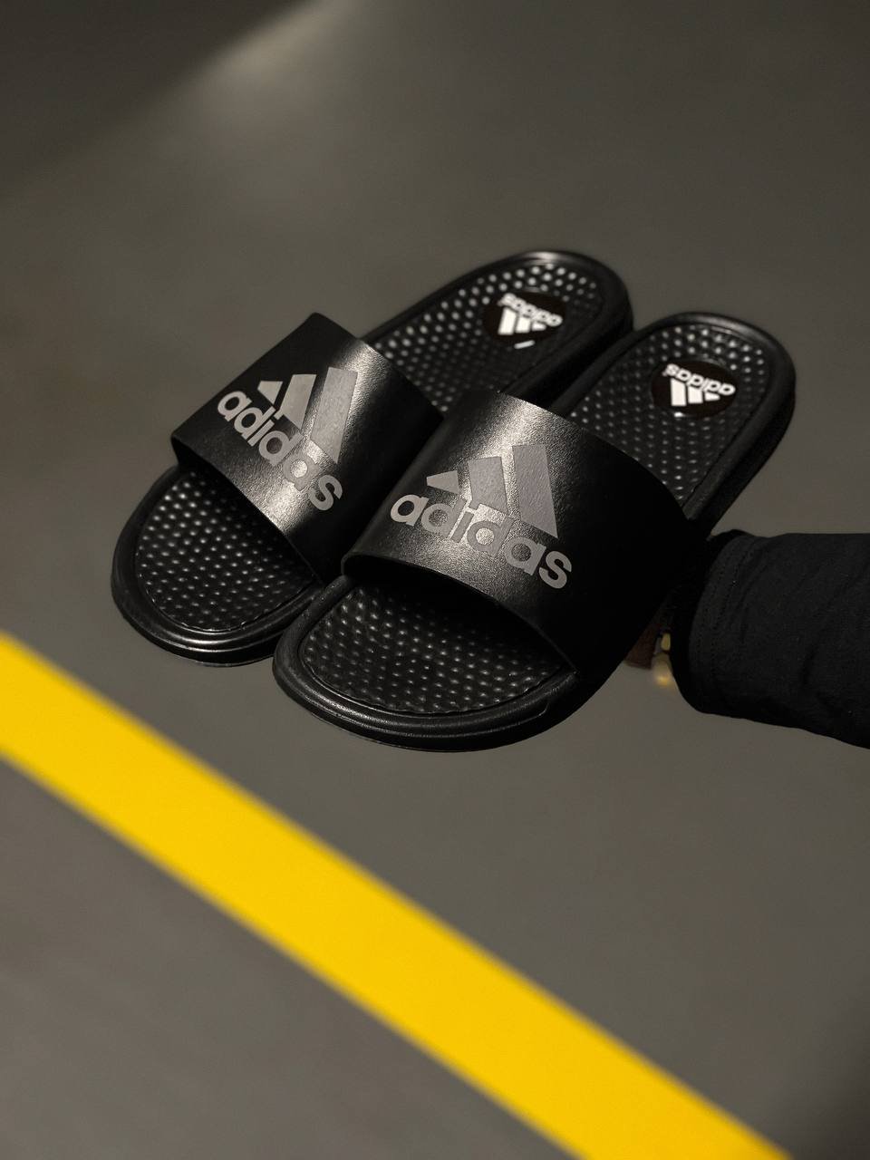 Шльопки масажні чорно-білі