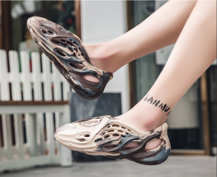 Шльопки Yeezy Foam Runner коричневі