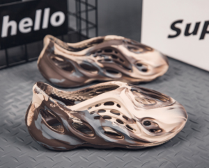 Шльопки Yeezy Foam Runner коричневі