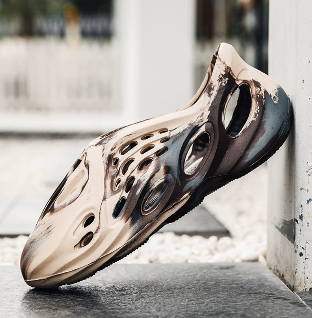 Шльопки Yeezy Foam Runner коричневі